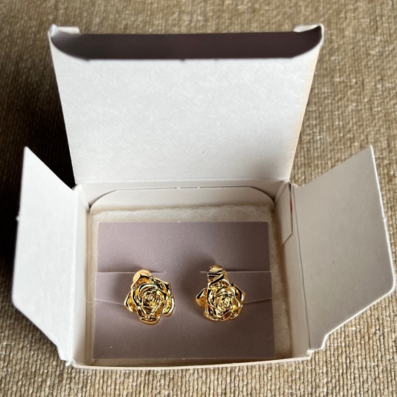 VINTAGE (1988) AVON  SCULPTURED ROSE CLIP ON EARRINGS - Picture 2 of 4